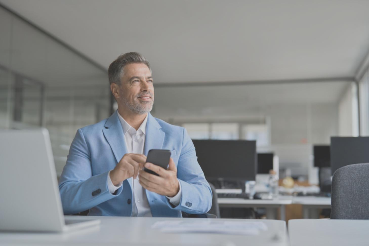 Teammitglied erklärt lokale SEO-Strategie am Whiteboard